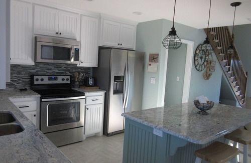 Kingston House | Great Lake View close to the Lake-Sleeps 12 with WiFi & Dish