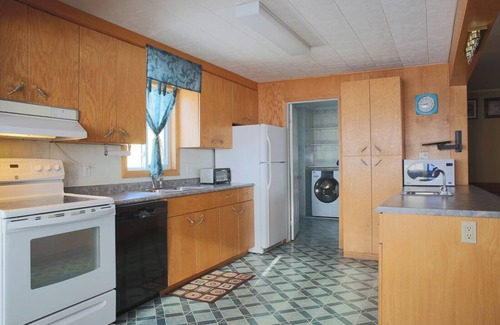 Geraldton House | Great Large Character House, Deck, Gazebo, & Yard - Walk to All Amenities