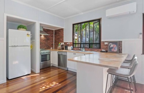 Holland Park West House | Great Location Cute Family Home, beautiful nature