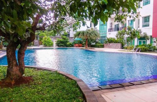 East Jakarta Apartment | Great Location and Comfy 1BR Apartment at Woodland Park Residence By Travelio