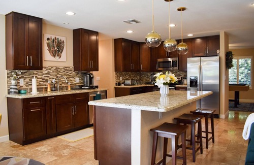 Paradise Valley Village House | GREAT LOCATION! Clean property with spa and pool table. Pet Friendly!