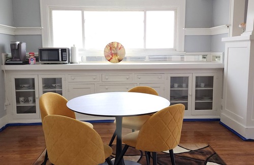 Omaha Apartment | Great location Close to downtown, interstate, zoo, UNO, UNMC, Shopping and more.