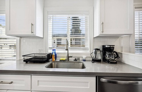 South Berkeley Apartment | Great Location! Comfy 3 beds! nr UCB/Freeway/Bart