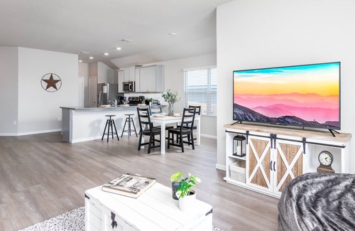 San Antonio House | Great Location! - Free Parking - Sleeps 8