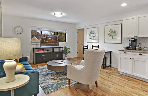 Evanston Condo | Great Location in Beautiful Evanston close to NWU!