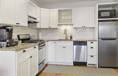 Evanston Condo | Great Location in Beautiful Evanston close to NWU!