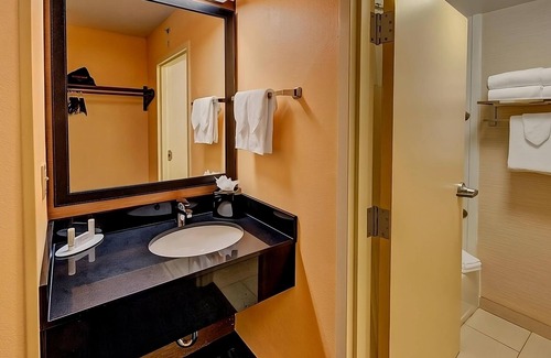 Florida Center Hotel | Great Location! Minutes to Universal Studios & City Walk! Pool, Free Parking!