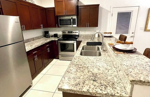 McAllen Apartment | Great location near airport, shopping center, hospitals, expressway, comfort.
