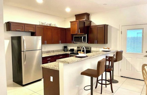McAllen Apartment | Great location near airport, shopping center, hospitals, expressway, comfort.