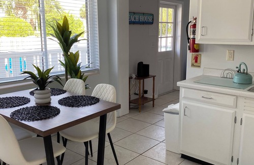 Ilexhurst Condo | Great location on Holmes Beach! 2 bdrm Condo nSteps to the Beach! Heated pool!