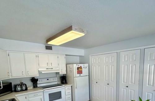 Ilexhurst Condo | Great location on Holmes Beach! 2 bdrm Condo nSteps to the Beach! Heated pool!
