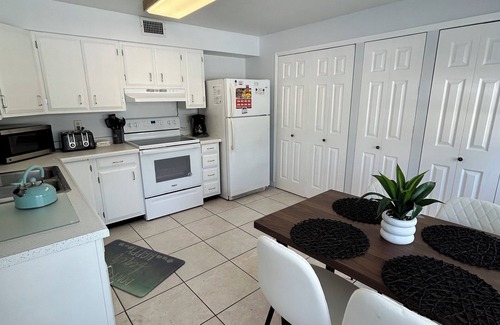 Ilexhurst Condo | Great location on Holmes Beach! 2 bdrm Condo nSteps to the Beach! Heated pool!