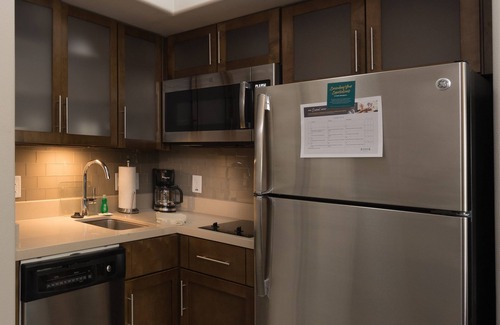 Lake Jackson Condo | Great Location! Outdoor Pool. Free Breakfast. Gym.