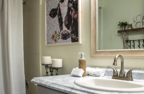 Fortson House | Great Location & Updated! - Cottonwood Cottage