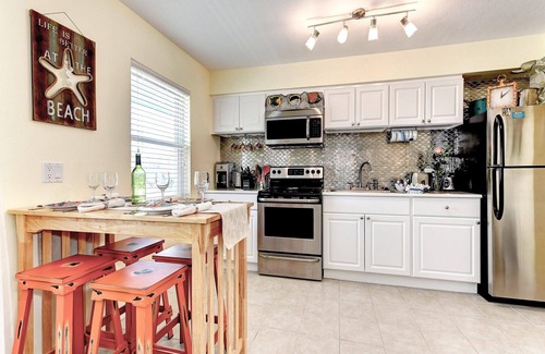 Bradenton Beach Condo | * GREAT LOCATION 3 BLKS TO BEACH! Anna Maria Island
