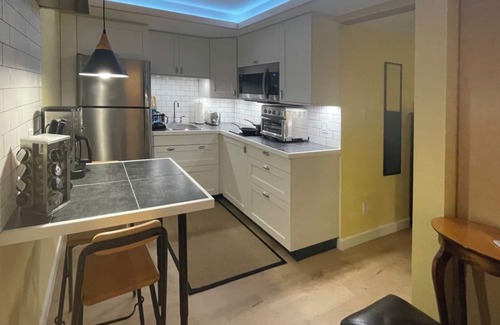 Oakwood Village Apartment | Great Mid-Town Toronto Bachelor Suite Convenient to Downtown and Airport
