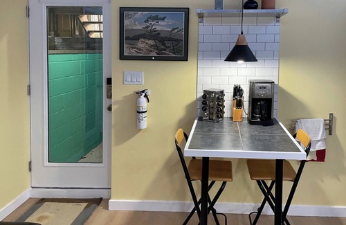 Oakwood Village Apartment | Great Mid-Town Toronto Bachelor Suite Convenient to Downtown and Airport