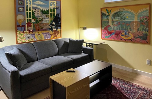 Oakwood Village Apartment | Great Mid-Town Toronto Bachelor Suite Convenient to Downtown and Airport