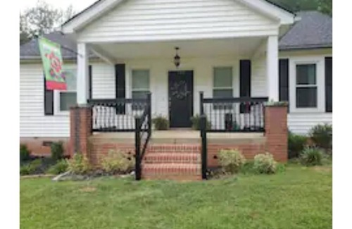 Laurens House | Great neighborhood 3 miles from downtown Laurens.