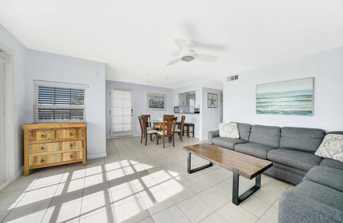 Balboa Peninsula Apartment | Great Oceanfront Second Floor Unit