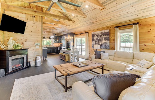 Jasper House | Great Outdoor Space: 'Margy's Farmhouse' in Jasper