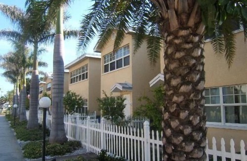 Indian Shores Condo | GREAT RATES! STEPS FROM THE BEACH! VERY CLEAN CONDO! GREAT VALUE!