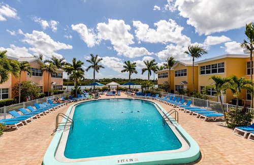 Indian Shores Condo | GREAT RATES! STEPS FROM THE BEACH! VERY CLEAN CONDO! GREAT VALUE!