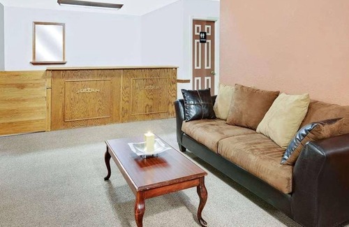 Muskogee House | Great Relaxing Overnight Stay at Knights Inn Muskogee! Pet-friendly Property