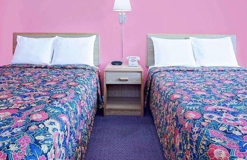 Muskogee House | Great Relaxing Overnight Stay at Knights Inn Muskogee! Pet-friendly Property