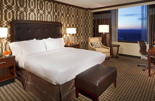 Alexandria West House | Great Relaxing Stay! 3 Pet-Friendly Units, Pool, Onsite Restaurant, Bar