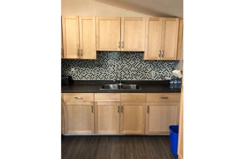 Winnipeg House | Great Townhouse 2 room/2 bath free parking & wiffi