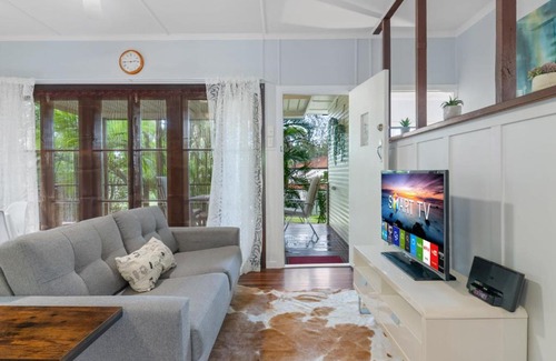 Holland Park West House | Great value 3BD house at a convenient location