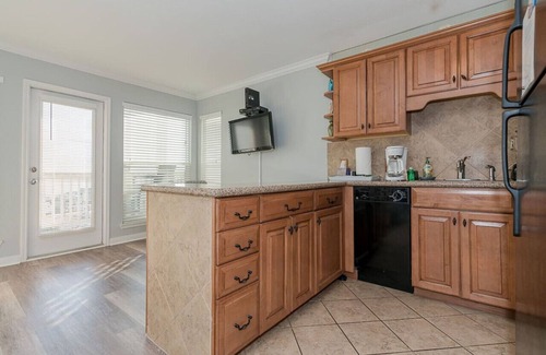 Galveston Apartment | Great Views! Heated Pools, Hot Tubs & Easy Beach A