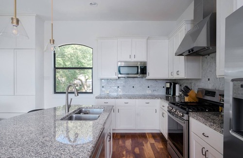 Comanche Trail House | Great views of Lake Travis, multiple decks, Basketball hoops, family-friendly! Summer Fun!