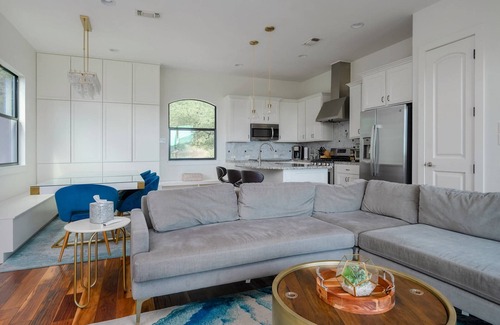 Comanche Trail House | Great views of Lake Travis, multiple decks, Basketball hoops, family-friendly! Summer Fun!