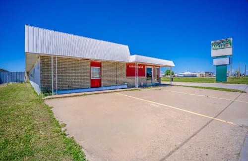 La Crosse Hotel | Green Acre Motel by OYO Near Rush County Airport