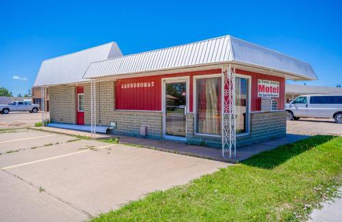 La Crosse Hotel | Green Acre Motel by OYO Near Rush County Airport
