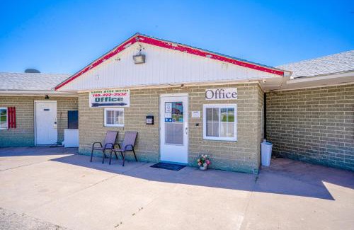 La Crosse Hotel | Green Acre Motel by OYO Near Rush County Airport