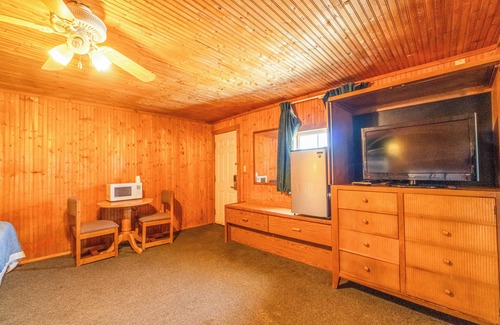 La Crosse Hotel | Green Acre Motel by OYO Near Rush County Airport