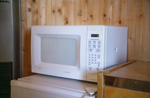 La Crosse Hotel | Green Acre Motel by OYO Near Rush County Airport