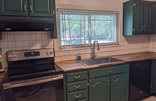 Rossville House | Green and White Chattanooga Cottage-near interstates and free parking