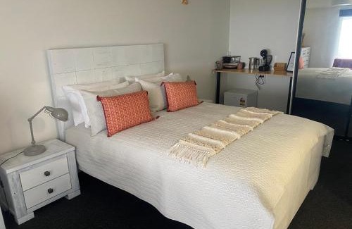 Mount Tamborine House | Green Cauldron, Homestay, Tamborine Mountain, Private Room, Ensuite, Private Courtyard, Gold Coast Views