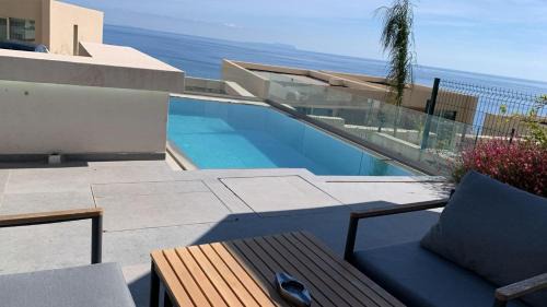 Jala House | Green Coast Apartment with Pool