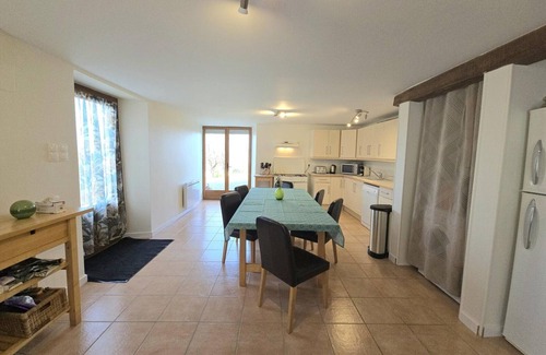 Saint-Meard-de-Drone Cottage | Green cottage in Saint-Méard-de-Drône with terrace and shared pool