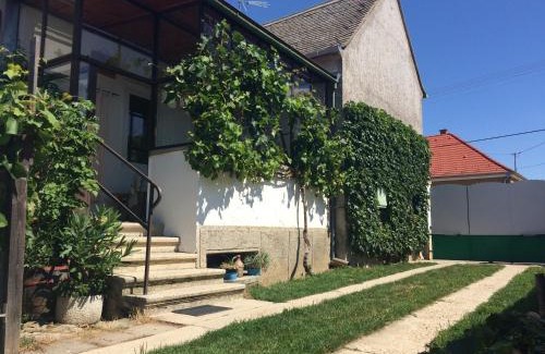 Gencsapati House | Green Garden House
