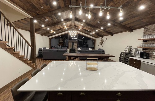 Hemlock Valley House | Green Giant A - Luxury mountain retreat 6 bdr, ski in/out, 9 pers hot tub,