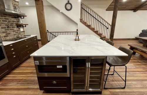 Hemlock Valley House | Green Giant A - Luxury mountain retreat 6 bdr, ski in/out, 9 pers hot tub,