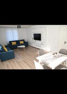 Pogradec Apartment | Green house