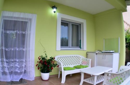 Zgrade House | Green House and garden