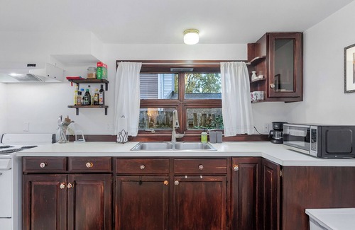 Wallingford Apartment | Green Lake Zen Low Level Garden Suite
